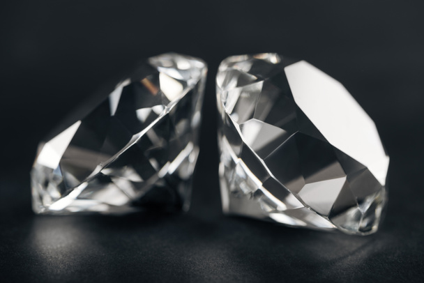 Selektiver Fokus reiner Diamanten auf schwarzem Hintergrund  - Foto, Bild