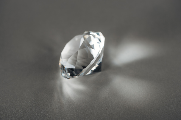 brilhante diamante claro no fundo cinza
 - Foto, Imagem