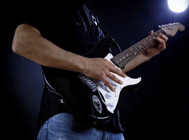 man spelen elektrische gitaar - Foto, afbeelding