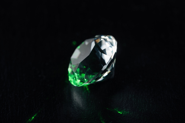 diamante iluminado con luz verde sobre fondo negro
 - Foto, Imagen