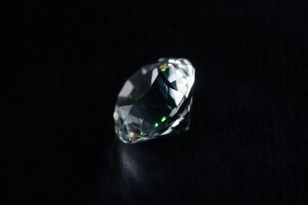 diamante grande transparente sobre fondo negro
 - Foto, Imagen