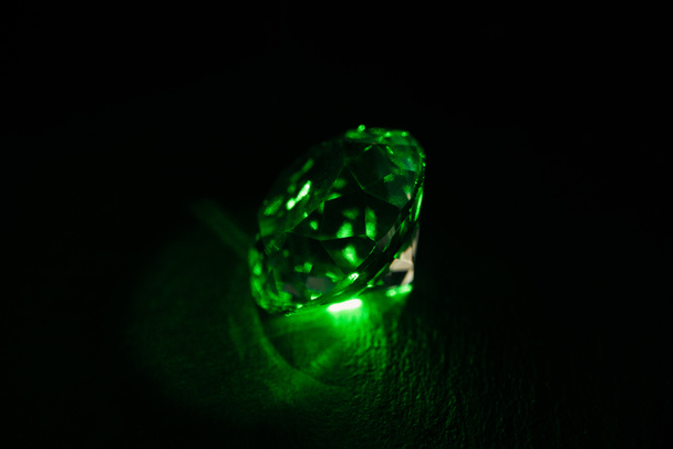 diamante iluminado con luz de neón verde brillante sobre fondo oscuro
 - Foto, Imagen