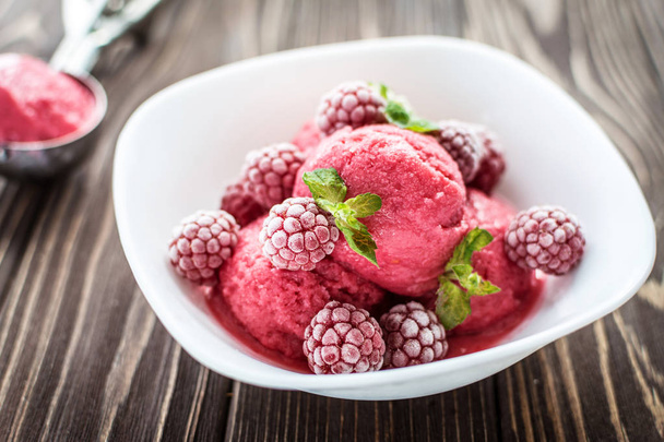 Домашнее вкусное мороженое из свежих ягод на деревянном фоне
 - Фото, изображение
