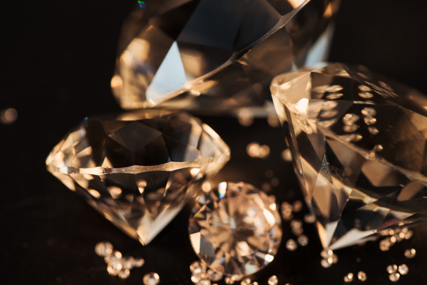 primo piano di diamanti dorati puri isolati su nero
 - Foto, immagini