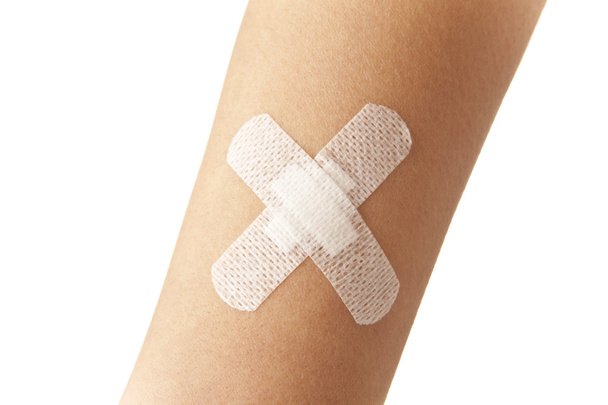 Bandage adhésif sur une peau
 - Photo, image