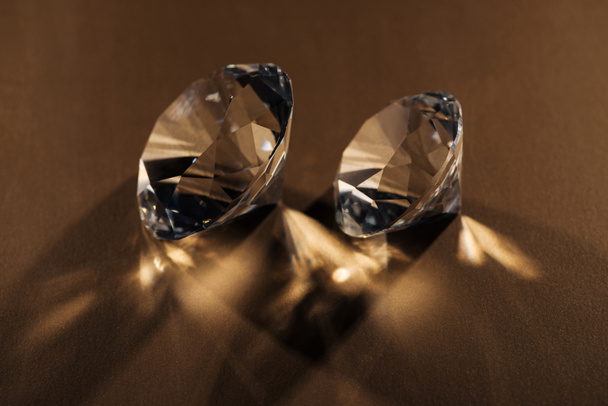 funkelnde klare Diamanten auf braunem Hintergrund - Foto, Bild