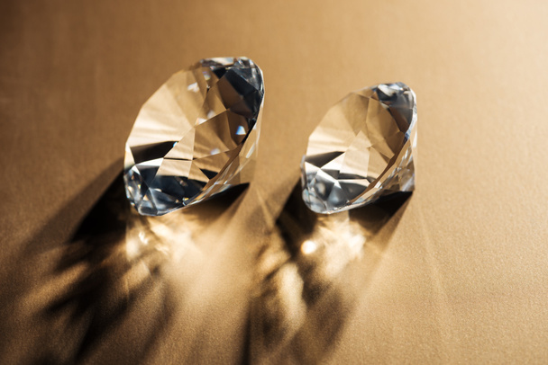 diamantes brilhantes claros sobre fundo dourado
 - Foto, Imagem