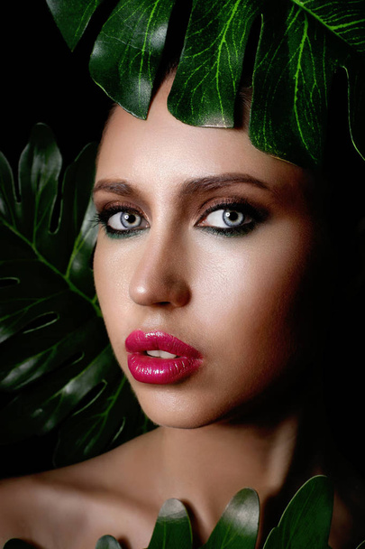 Studio beauty portrait of a beautiful girl  in tropical leave - Φωτογραφία, εικόνα