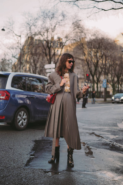 Paris moda hafta sonbahar/kış 2018 Paris, Fransa'da sırasında trendy bir yaya sokakta yürüyor. - Fotoğraf, Görsel