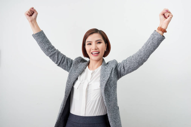 heureuse femme d'affaires excitée avec les mains vers le haut sur fond blanc
 - Photo, image