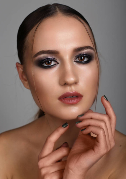Beautiful woman with evening make-up. Smoky eyes. Fashion phot - Foto, afbeelding