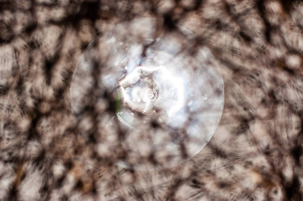 Πηγή φωτός που λάμπει μέσα από ένα πλαίσιο μπάλα λυγαριά λευκό ύφασμα - Φωτογραφία, εικόνα