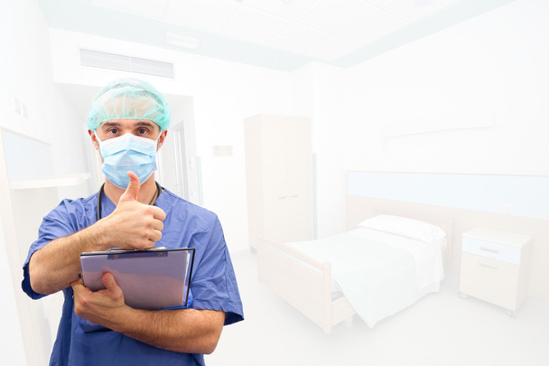 γιατρό ή νοσοκόμα με χειρουργική μάσκα στο υπόβαθρο κρεβατοκάμαρων - Φωτογραφία, εικόνα