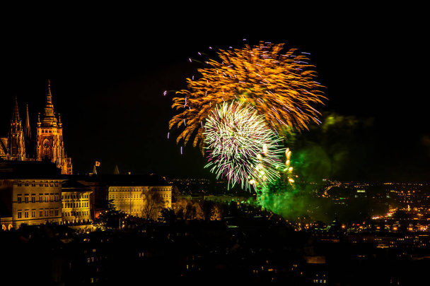 Feux d'artifice du Nouvel An sur le centre historique de Prague. Le château de Prague magnifiquement éclairé et la cathédrale Saint-Vitus. République tchèque.Feux d'artifice du Nouvel An à Prague
 - Photo, image