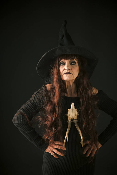 halloween old woman with long red hair in witch hat - Foto, afbeelding