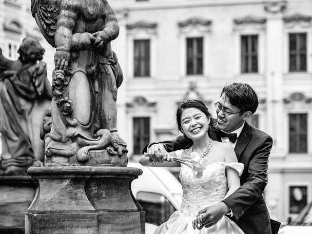 Chinese cute young newlyweds - Φωτογραφία, εικόνα