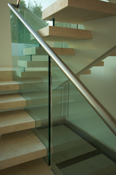 Величественные мраморные лестницы и стекло
 - Фото, изображение