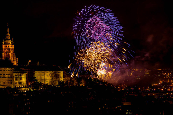 Πυροτεχνήματα της Πρωτοχρονιάς πέρα από το ιστορικό κέντρο της Πράγας. Το υπέροχα φωτισμένο κάστρο της Πράγας και τον καθεδρικό ναό του St. Vitus. Τσεχική Republic.New φετινή πυροτεχνήματα για: Πράγα - Φωτογραφία, εικόνα