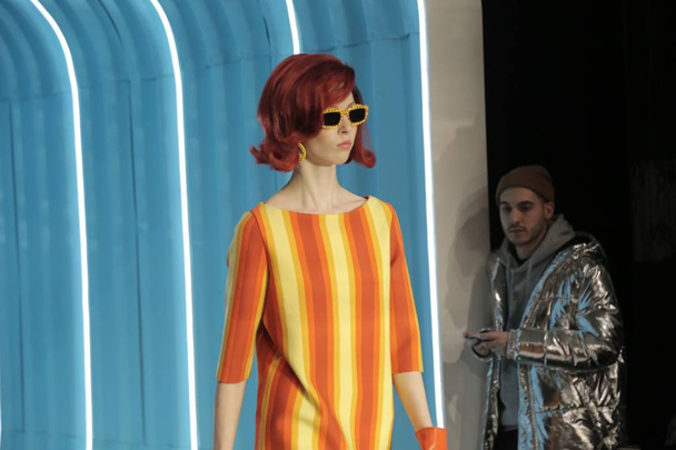 Een model toont een nieuwe creatie op de Moschino show tijdens de Milan Fashion Week Fall/Winter 2018 in Milaan, Italië, 21 februari 2018. - Foto, afbeelding