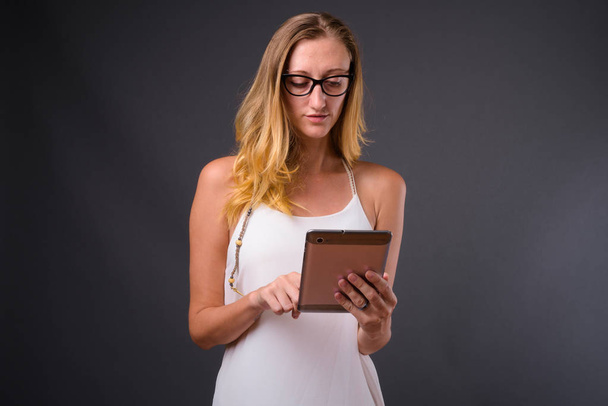 Πορτρέτο του όμορφη γυναίκα, χρησιμοποιώντας ψηφιακό tablet - Φωτογραφία, εικόνα
