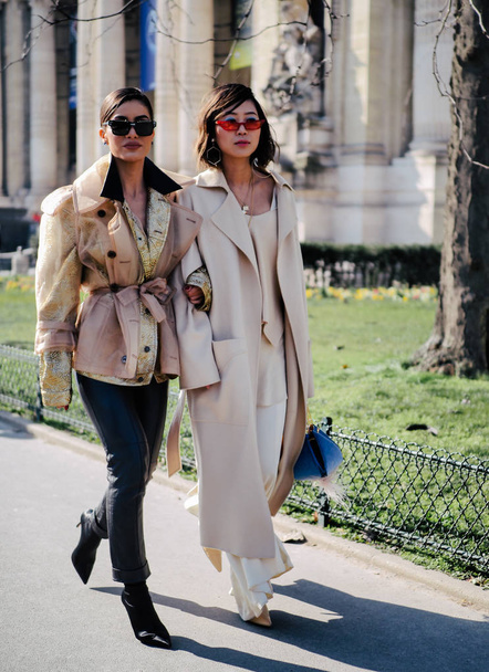 A trendy pedestrians walk on the street during the Paris Fashion Week Fall/Winter 2018 in Paris, France. - Foto, immagini