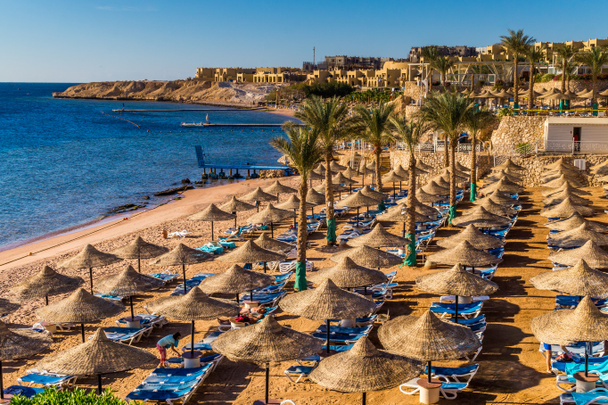 Coucher de soleil sur la zone de villégiature de la côte de la mer Rouge en Egypte. Vacances en Sharm El Sheikh
 - Photo, image