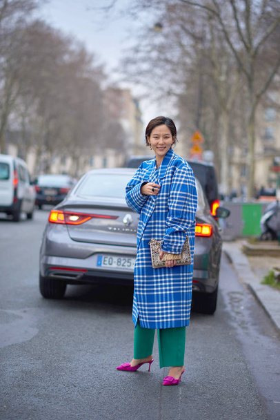 A trendy pedestrian walks on the street during the Paris Fashion Week Fall/Winter 2018 in Paris, France. - Φωτογραφία, εικόνα