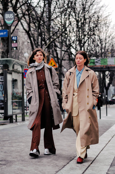 Les piétons branchés marchent dans la rue lors de la Fashion Week Automne / Hiver 2018 à Paris, France
. - Photo, image