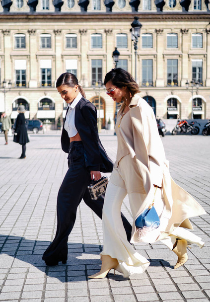 Un paseo de peatones de moda en la calle durante la Semana de la Moda de París Otoño / Invierno 2018 en París, Francia
. - Foto, imagen