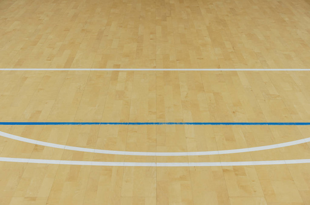 Dřevěný podlahový volejbal, basketbal, badminton, futsal, házené hřiště se světelným efektem Dřevěná podlaha sportovní haly s vyznačovacími linkami na dřevěné podlaze vnitřní, posilovna - Fotografie, Obrázek