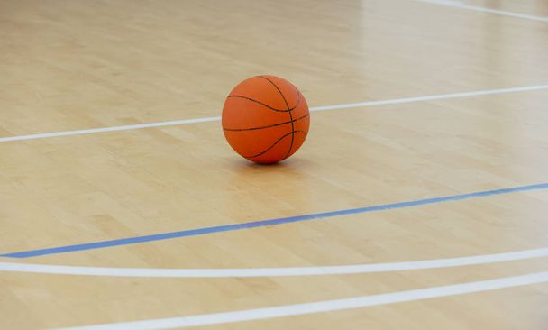 Spor salonunda basketbol topu yere düştü. Takım sporu. - Fotoğraf, Görsel