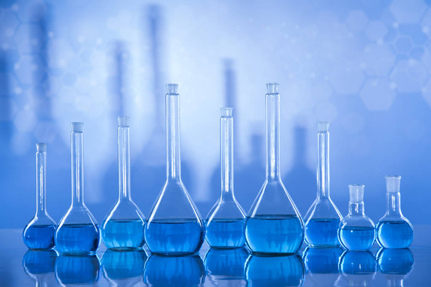 Laboratuvar Araştırma ve Geliştirme. Kimyasal deney için bilimsel cam eşyalar - Fotoğraf, Görsel