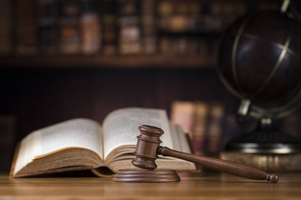 Globe, Νόμος θέμα, σφυρί του δικαστή, ξύλινο σφυρί - Φωτογραφία, εικόνα