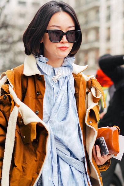 Passeggiate pedonali alla moda per strada durante la settimana della moda di Parigi Autunno / Inverno 2018 a Parigi, Francia
. - Foto, immagini