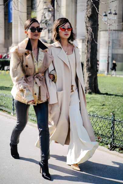 Uma caminhada de pedestres na moda na rua durante a Queda da Semana de Moda de Paris / Inverno 2018 em Paris, França
. - Foto, Imagem