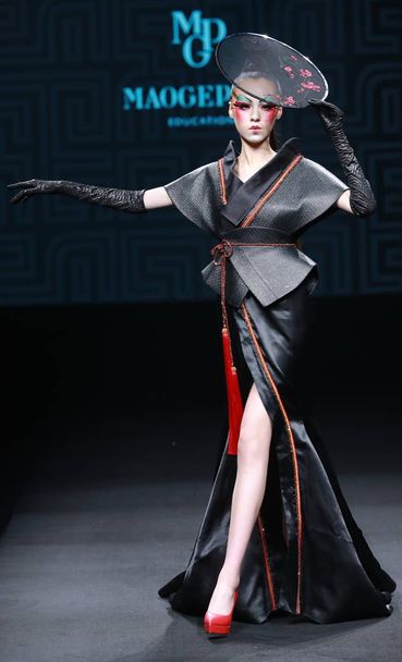 A Chinese model displays a new creation at the Maogeping Makeup Show in the theme of "Oriental Imprint" during the 2018 Zhongyuan Fashion Week in Zhengzhou city, central China's Henan province, 29 May 2018. - Valokuva, kuva