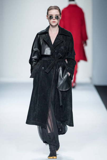 A modell jelenik meg egy új teremtés Deepmoss divatbemutató során a Shanghai divat héten őszi-téli 2018-ban, Shanghai, Kína, 2018. március 28.. - Fotó, kép
