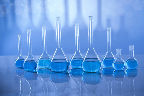 Laboratuvar Araştırma ve Geliştirme. Kimyasal deney için bilimsel cam eşyalar - Fotoğraf, Görsel