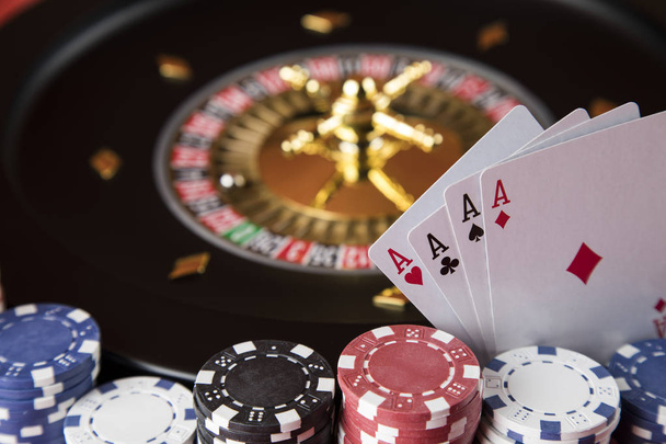 Rulett kerék fut a kaszinóban, póker zseton - Fotó, kép
