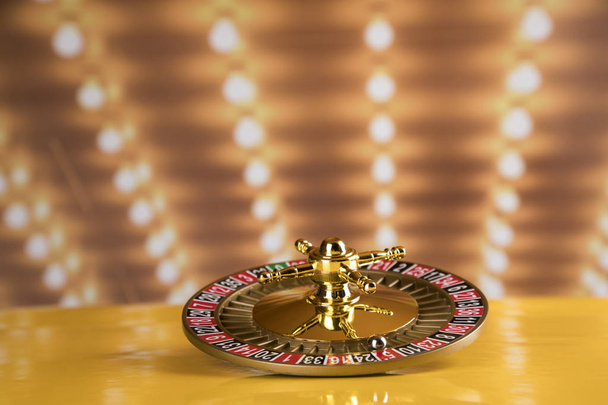 Speeltafel, roulettewiel in beweging, casino achtergrond - Foto, afbeelding