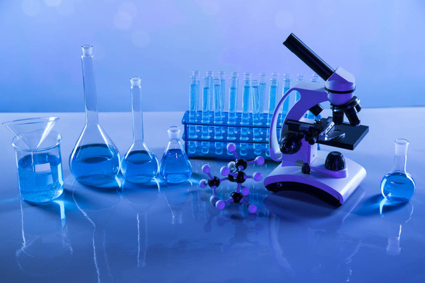 Laboratorní kádinky, Vědecký experiment, modré pozadí - Fotografie, Obrázek
