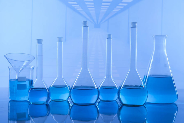 Γυάλινα σκεύη, Εργαστηριακά ποτήρια, Επιστημονικό πείραμα - Φωτογραφία, εικόνα