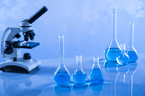 Laborforschung und Entwicklung. Wissenschaftliche Gläser für chemische Experimente - Foto, Bild