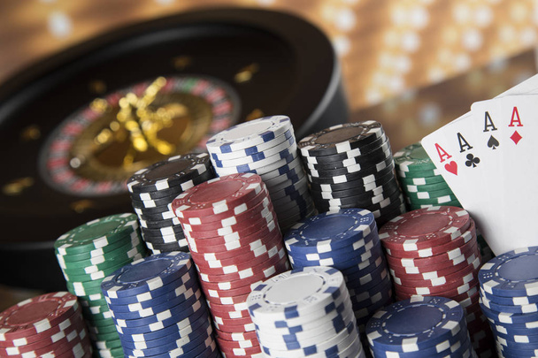 Rueda de ruleta corriendo en un casino, Poker Chips - Foto, Imagen