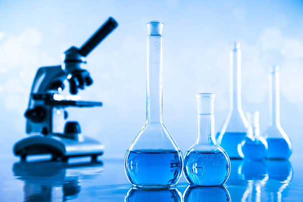 Badania laboratoryjne i rozwój. Wyroby szklane do eksperymentów chemicznych - Zdjęcie, obraz
