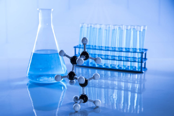 Vasos de laboratorio, Experimento científico, fondo azul - Foto, imagen