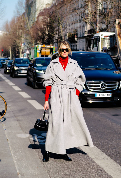 Een trendy voetganger loopt op straat tijdens de Paris Fashion Week Fall/Winter 2018 in Parijs, Frankrijk. - Foto, afbeelding