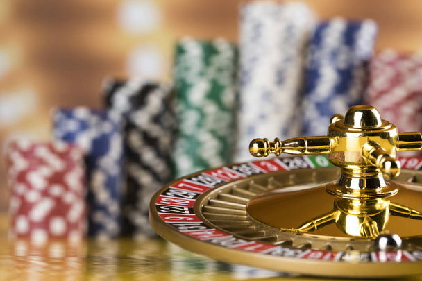 Pokerchips am Spieltisch, Roulette-Rad in Bewegung, Casino-Hintergrund - Foto, Bild