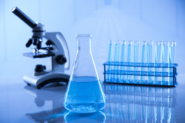 Zlewki laboratoryjne, Eksperyment naukowy, niebieskie tło - Zdjęcie, obraz