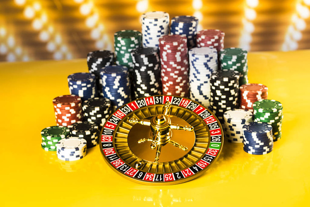 Fichas de póker en la mesa de juego, ruleta
 - Foto, imagen